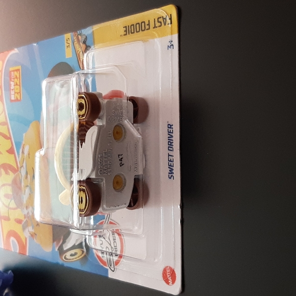 Hot Wheels Sweet Driver 2022 Fast Foodie Cupcake Car Cake Toppers - Picture 8 of 9